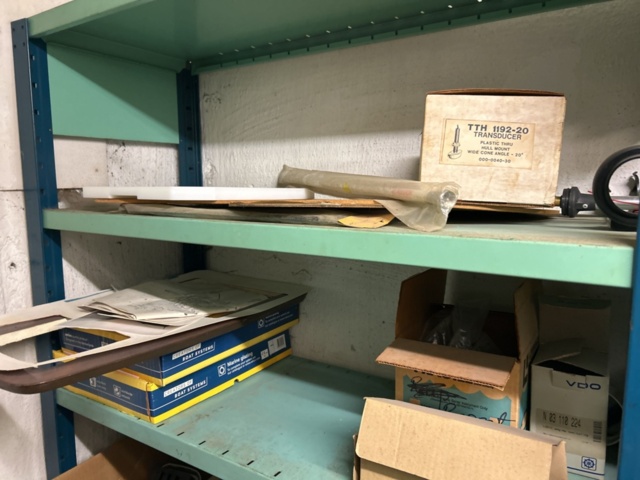 1423644-18 Lager med hyllor och reservdelar från båtverkstad - 21 sektioner plåthyllor