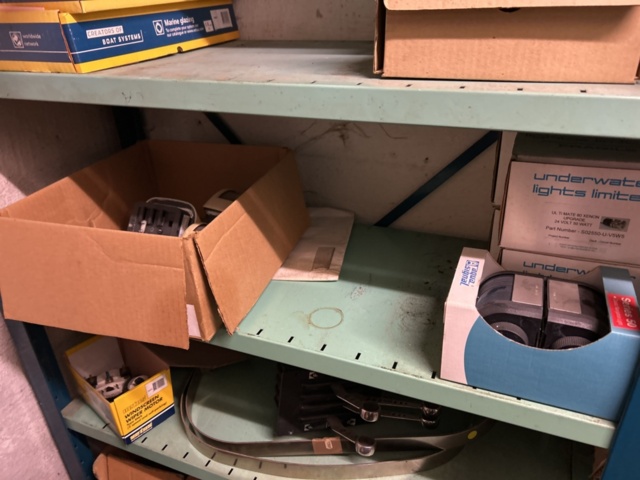 1423644-21 Lager med hyllor och reservdelar från båtverkstad - 21 sektioner plåthyllor