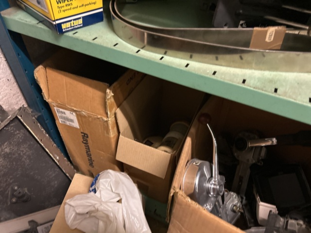 1423644-22 Lager med hyllor och reservdelar från båtverkstad - 21 sektioner plåthyllor