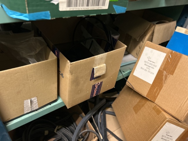 1423644-23 Lager med hyllor och reservdelar från båtverkstad - 21 sektioner plåthyllor