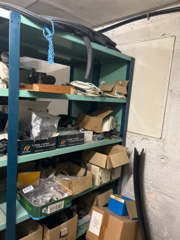 1423644-24 Lager med hyllor och reservdelar från båtverkstad - 21 sektioner plåthyllor