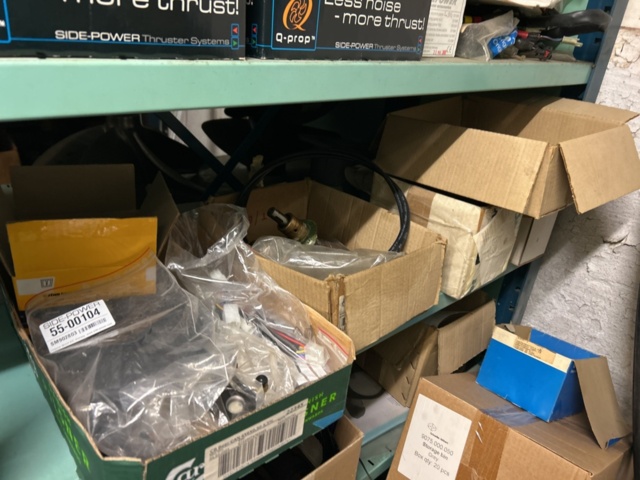 1423644-25 Lager med hyllor och reservdelar från båtverkstad - 21 sektioner plåthyllor