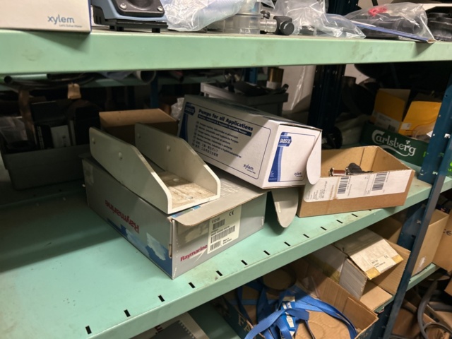 1423644-26 Lager med hyllor och reservdelar från båtverkstad - 21 sektioner plåthyllor