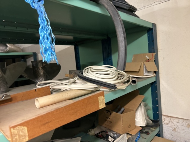 1423644-27 Lager med hyllor och reservdelar från båtverkstad - 21 sektioner plåthyllor