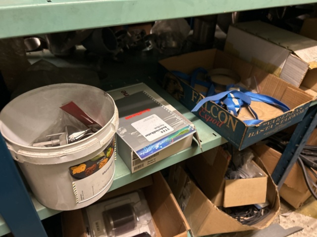 1423644-28 Lager med hyllor och reservdelar från båtverkstad - 21 sektioner plåthyllor