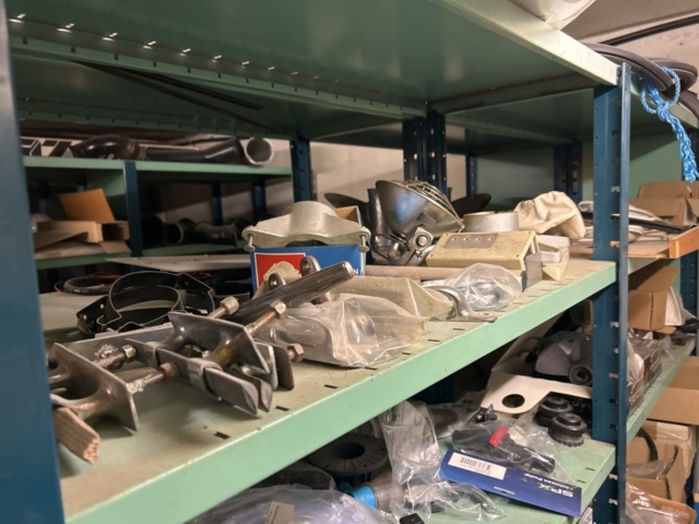 1423644-30 Lager med hyllor och reservdelar från båtverkstad - 21 sektioner plåthyllor