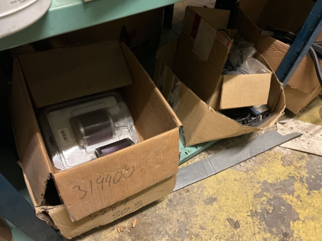 1423644-31 Lager med hyllor och reservdelar från båtverkstad - 21 sektioner plåthyllor