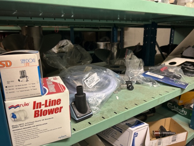 1423644-32 Lager med hyllor och reservdelar från båtverkstad - 21 sektioner plåthyllor