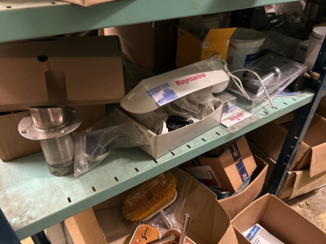 1423644-33 Lager med hyllor och reservdelar från båtverkstad - 21 sektioner plåthyllor