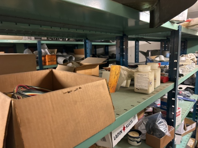 1423644-34 Lager med hyllor och reservdelar från båtverkstad - 21 sektioner plåthyllor