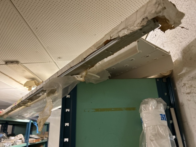 1423644-35 Lager med hyllor och reservdelar från båtverkstad - 21 sektioner plåthyllor