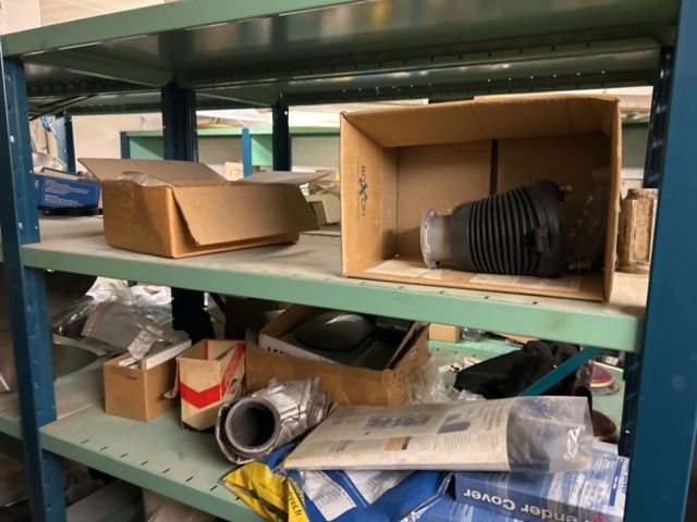 1423644-37 Lager med hyllor och reservdelar från båtverkstad - 21 sektioner plåthyllor