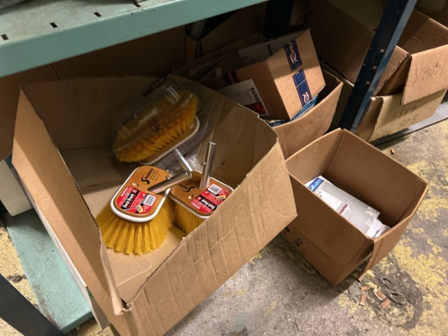 1423644-38 Lager med hyllor och reservdelar från båtverkstad - 21 sektioner plåthyllor