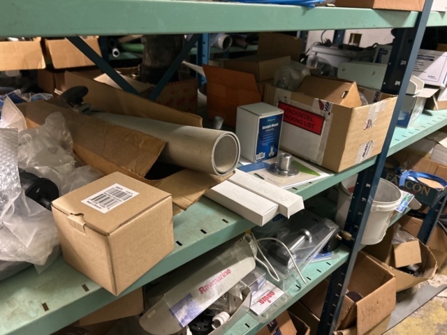 1423644-40 Lager med hyllor och reservdelar från båtverkstad - 21 sektioner plåthyllor