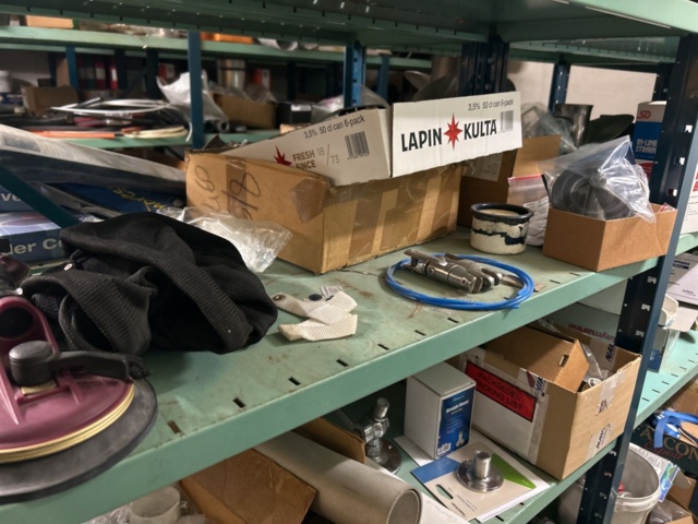 1423644-41 Lager med hyllor och reservdelar från båtverkstad - 21 sektioner plåthyllor