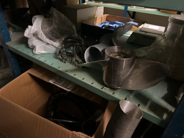 1423644-43 Lager med hyllor och reservdelar från båtverkstad - 21 sektioner plåthyllor