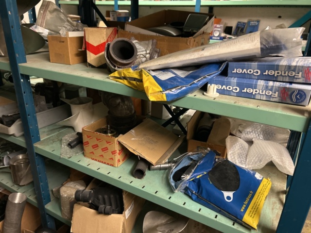 1423644-44 Lager med hyllor och reservdelar från båtverkstad - 21 sektioner plåthyllor