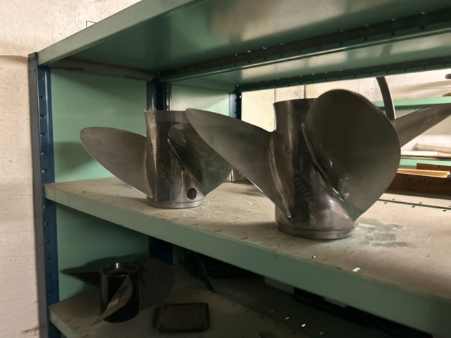 1423644-45 Lager med hyllor och reservdelar från båtverkstad - 21 sektioner plåthyllor