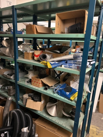 1423644-46 Lager med hyllor och reservdelar från båtverkstad - 21 sektioner plåthyllor