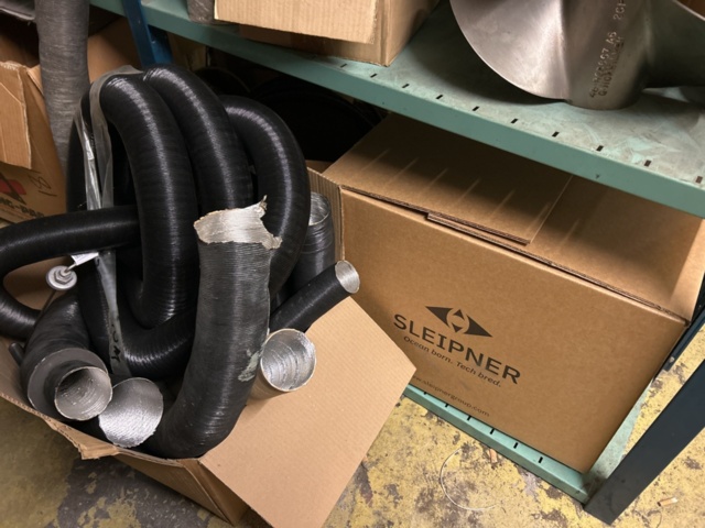 1423644-47 Lager med hyllor och reservdelar från båtverkstad - 21 sektioner plåthyllor