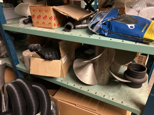 1423644-48 Lager med hyllor och reservdelar från båtverkstad - 21 sektioner plåthyllor