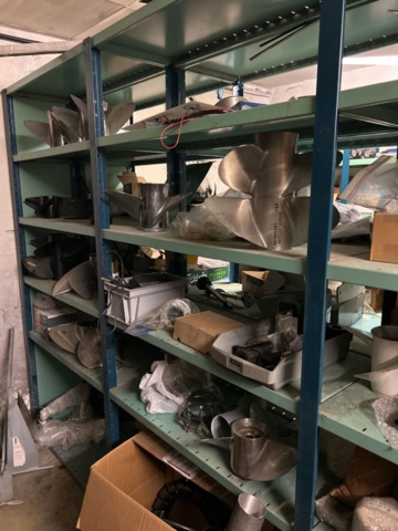 1423644-49 Lager med hyllor och reservdelar från båtverkstad - 21 sektioner plåthyllor