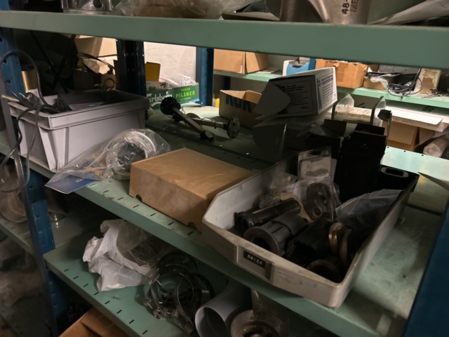 1423644-52 Lager med hyllor och reservdelar från båtverkstad - 21 sektioner plåthyllor