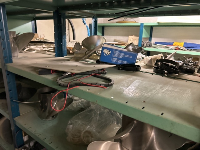 1423644-53 Lager med hyllor och reservdelar från båtverkstad - 21 sektioner plåthyllor