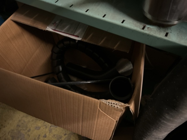 1423644-54 Lager med hyllor och reservdelar från båtverkstad - 21 sektioner plåthyllor