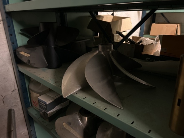 1423644-55 Lager med hyllor och reservdelar från båtverkstad - 21 sektioner plåthyllor