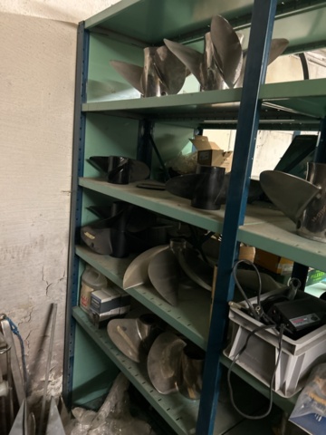 1423644-56 Lager med hyllor och reservdelar från båtverkstad - 21 sektioner plåthyllor