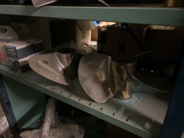 1423644-58 Lager med hyllor och reservdelar från båtverkstad - 21 sektioner plåthyllor