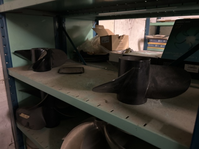 1423644-59 Lager med hyllor och reservdelar från båtverkstad - 21 sektioner plåthyllor