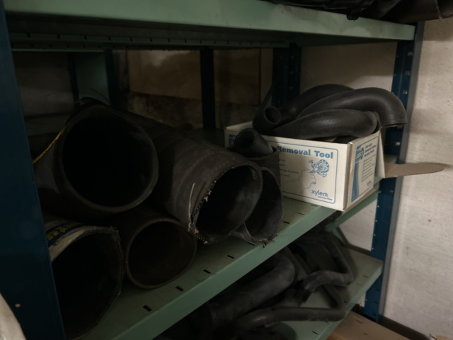 1423644-60 Lager med hyllor och reservdelar från båtverkstad - 21 sektioner plåthyllor