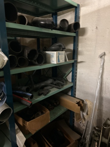 1423644-61 Lager med hyllor och reservdelar från båtverkstad - 21 sektioner plåthyllor