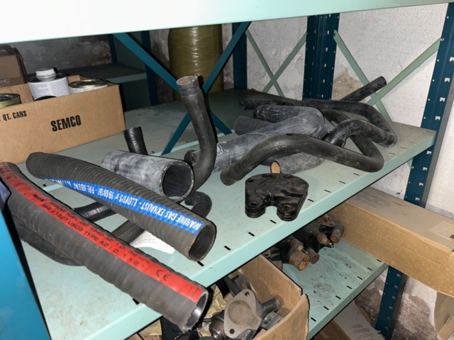 1423644-62 Lager med hyllor och reservdelar från båtverkstad - 21 sektioner plåthyllor