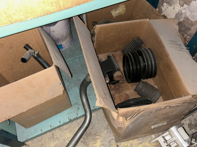 1423644-63 Lager med hyllor och reservdelar från båtverkstad - 21 sektioner plåthyllor