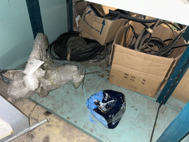 1423644-64 Lager med hyllor och reservdelar från båtverkstad - 21 sektioner plåthyllor