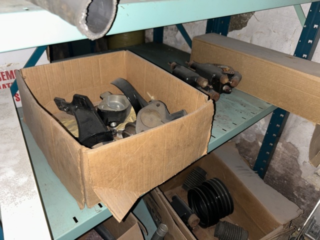 1423644-65 Lager med hyllor och reservdelar från båtverkstad - 21 sektioner plåthyllor