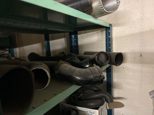 1423644-67 Lager med hyllor och reservdelar från båtverkstad - 21 sektioner plåthyllor