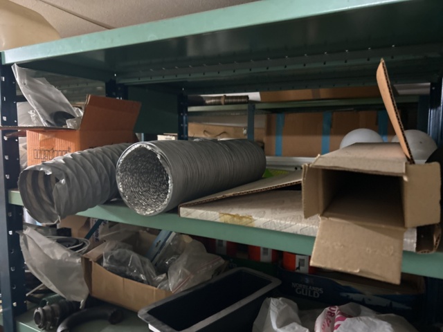 1423644-69 Lager med hyllor och reservdelar från båtverkstad - 21 sektioner plåthyllor