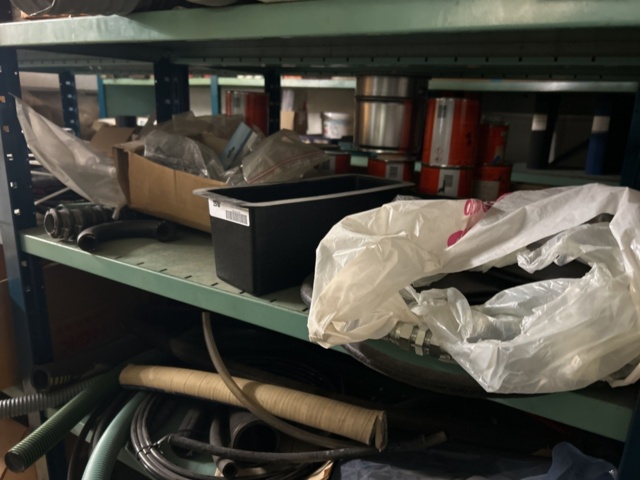 1423644-71 Lager med hyllor och reservdelar från båtverkstad - 21 sektioner plåthyllor