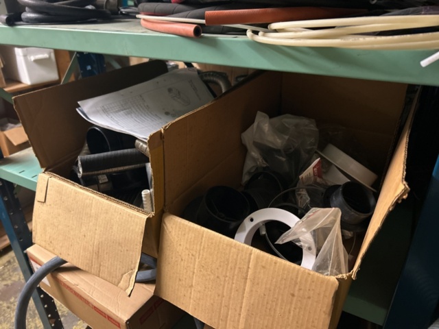 1423644-72 Lager med hyllor och reservdelar från båtverkstad - 21 sektioner plåthyllor