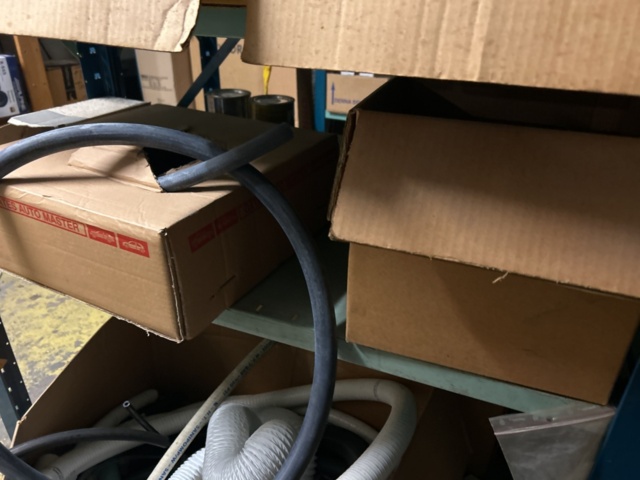 1423644-75 Lager med hyllor och reservdelar från båtverkstad - 21 sektioner plåthyllor