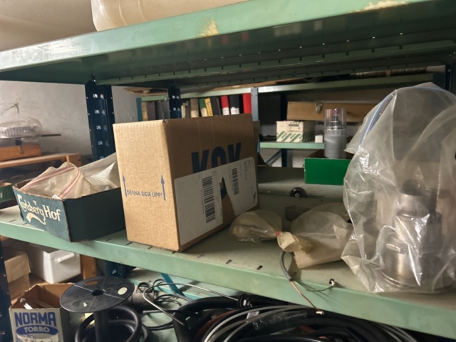 1423644-77 Lager med hyllor och reservdelar från båtverkstad - 21 sektioner plåthyllor