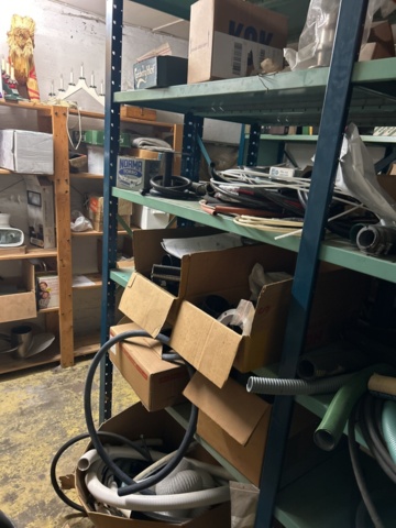 1423644-79 Lager med hyllor och reservdelar från båtverkstad - 21 sektioner plåthyllor