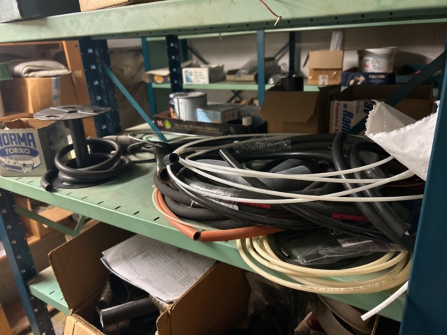 1423644-80 Lager med hyllor och reservdelar från båtverkstad - 21 sektioner plåthyllor