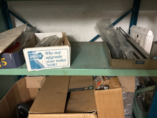 1423644-81 Lager med hyllor och reservdelar från båtverkstad - 21 sektioner plåthyllor