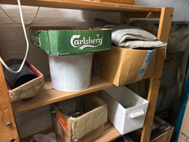 1423644-82 Lager med hyllor och reservdelar från båtverkstad - 21 sektioner plåthyllor