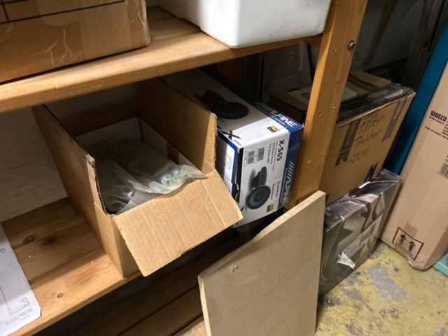 1423644-83 Lager med hyllor och reservdelar från båtverkstad - 21 sektioner plåthyllor